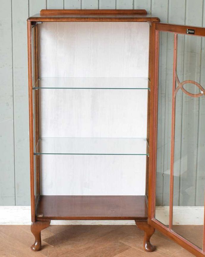 アンティークのキャビネット　アンティーク家具　コンパクトなアンティーク家具、ウォルナット材のガラスキャビネット。扉を開けると、中はこんな感じです職人が背板の生地を新しいもので張り替えてキレイに修復して仕上げました。(q-1434-f)