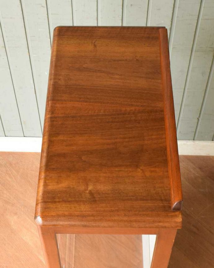 アンティークのキャビネット　アンティーク家具　コンパクトなアンティーク家具、ウォルナット材のガラスキャビネット。上から形を見てみましょうキャビネットの形はこんな感じです。(q-1434-f)