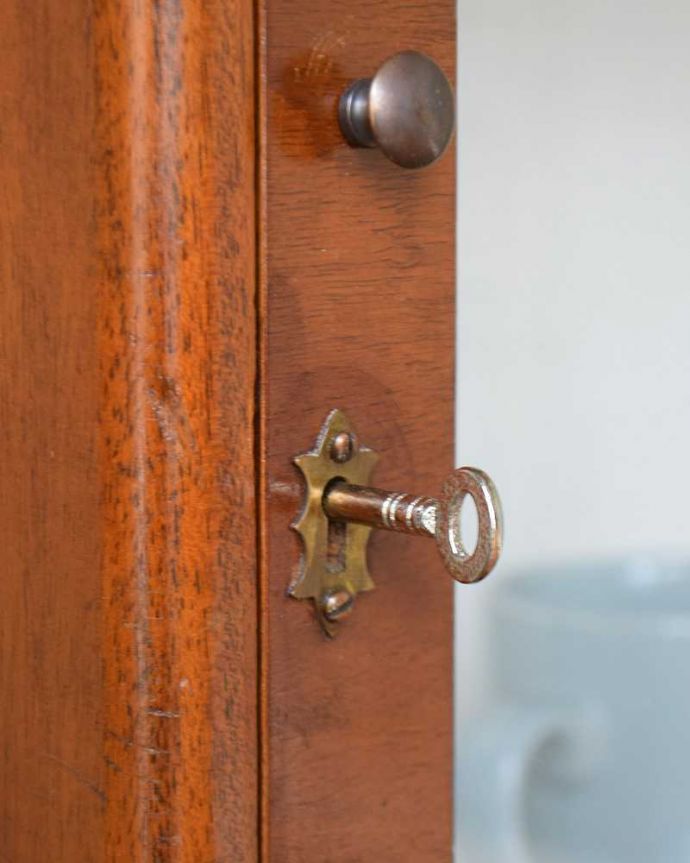 アンティークのキャビネット　アンティーク家具　コンパクトなアンティーク家具、ウォルナット材のガラスキャビネット。開ける度にワクワクアンティークらしくカギが取っ手の代わり。(q-1434-f)