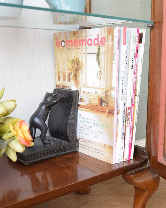 アンティークのキャビネット　アンティーク家具　コンパクトなアンティーク家具、ウォルナット材のガラスキャビネット。扉の中は収納たっぷりA4サイズの雑誌までしっかり収納出来ちゃう大きさ。(q-1434-f)