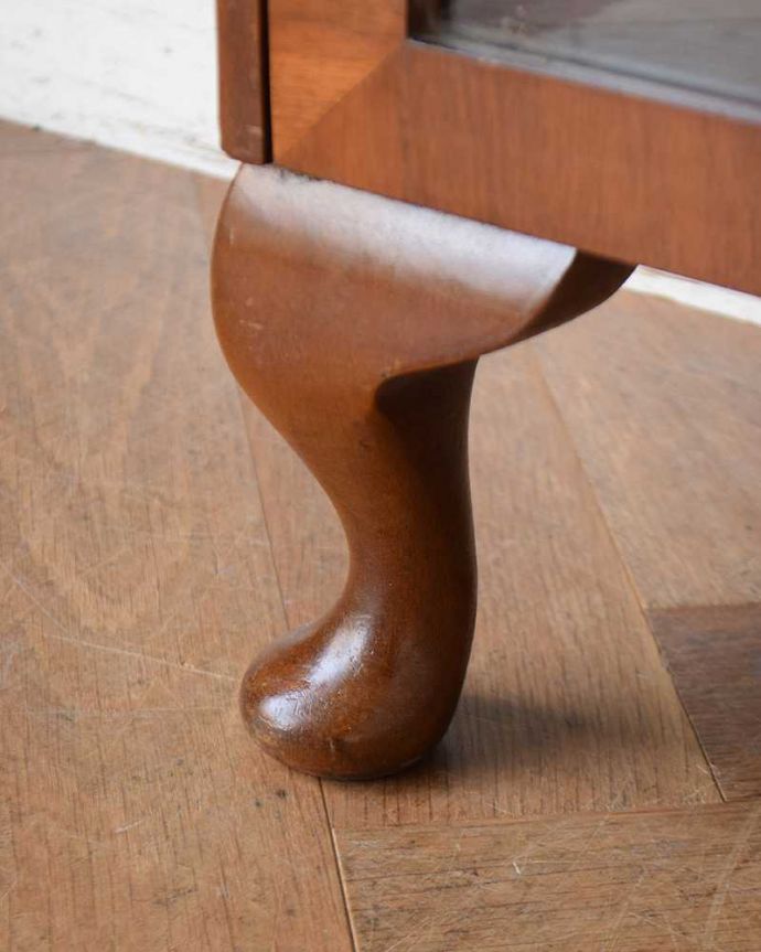 アンティークのキャビネット　アンティーク家具　コンパクトなアンティーク家具、ウォルナット材のガラスキャビネット。女性1人でラクラク運べちゃう仕掛けHandleのアンティークは、脚の裏にフェルトキーパーをお付けしています。(q-1434-f)