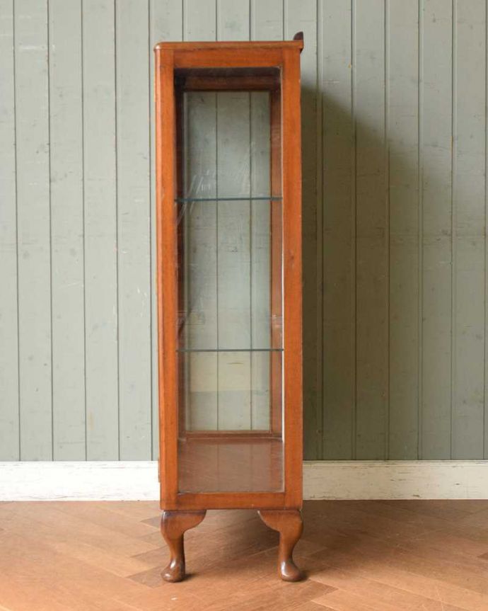 アンティークのキャビネット　アンティーク家具　コンパクトなアンティーク家具、ウォルナット材のガラスキャビネット。横から見ると･･･横面もガラス。(q-1434-f)