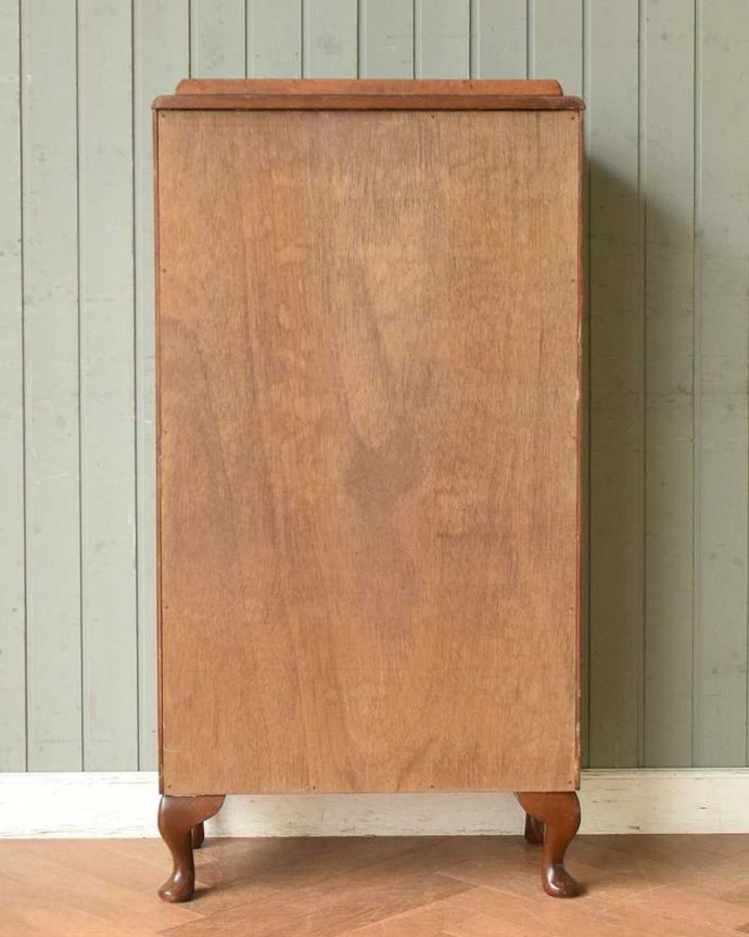 アンティークのキャビネット　アンティーク家具　コンパクトなアンティーク家具、ウォルナット材のガラスキャビネット。修復してあるので後姿もキレイ！アンティークは新品ではないので、もちろん経年変化によるキズはありますが、専門の職人がキレイに修復したので、後ろ姿もキレイです。(q-1434-f)