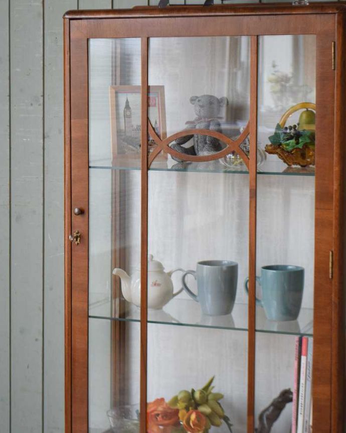 アンティークのキャビネット　アンティーク家具　コンパクトなアンティーク家具、ウォルナット材のガラスキャビネット。ガラス越しに中をのぞいてみると･･･中に入れたものが、なんだかちょっと高級に見えちゃうんです。(q-1434-f)