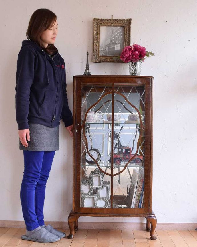 アンティークのキャビネット　アンティーク家具　ミラーがキラッと輝くアンティークのショーケース、英国のガラスキャビネット。キラキラに輝くガラスのキャビネット。(q-1435-f)