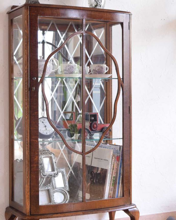 アンティークのキャビネット　アンティーク家具　ミラーがキラッと輝くアンティークのショーケース、英国のガラスキャビネット。ガラス越しに中をのぞいてみると･･･光りが入るとミラーに反射してキラッと輝くから、中に入れたものにまるでスポットライトが当たっているように見えちゃうんです。(q-1435-f)