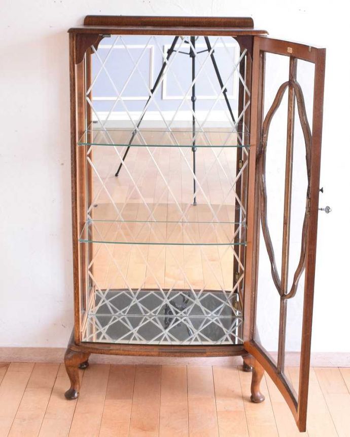 アンティークのキャビネット　アンティーク家具　ミラーがキラッと輝くアンティークのショーケース、英国のガラスキャビネット。ミラーの効果で、なんだか大きく見えます背板の鏡にキャビネット自身が映し出されて、大きな形のキャビネットに見えちゃうんです。(q-1435-f)