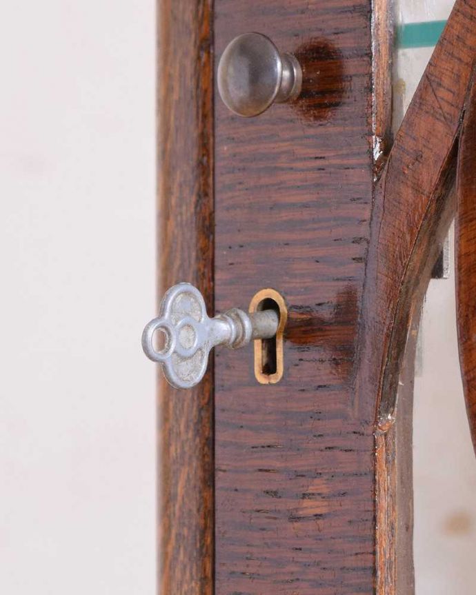 アンティークのキャビネット　アンティーク家具　ミラーがキラッと輝くアンティークのショーケース、英国のガラスキャビネット。開ける度にワクワクする取っ手鍵が取っ手になっているので、中を開ける度にまるで宝箱を開ける気分です。(q-1435-f)