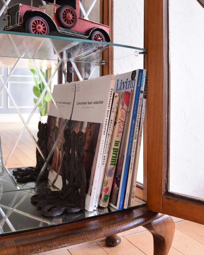 アンティークのキャビネット　アンティーク家具　ミラーがキラッと輝くアンティークのショーケース、英国のガラスキャビネット。A4サイズの雑誌も収納できる優等生雑誌まで収納できる高さ！本や雑誌もたっぷり収納出来ます。(q-1435-f)