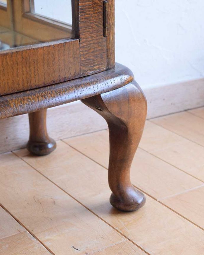 アンティークのキャビネット　アンティーク家具　ミラーがキラッと輝くアンティークのショーケース、英国のガラスキャビネット。女性１人でもラクに運べちゃうヒミツHandleのアンティークは、脚の裏にフェルトキーパーをお付けしているので、床を滑らせれば女性でも移動がカンタンに出来ます！ご安心下さい。(q-1435-f)