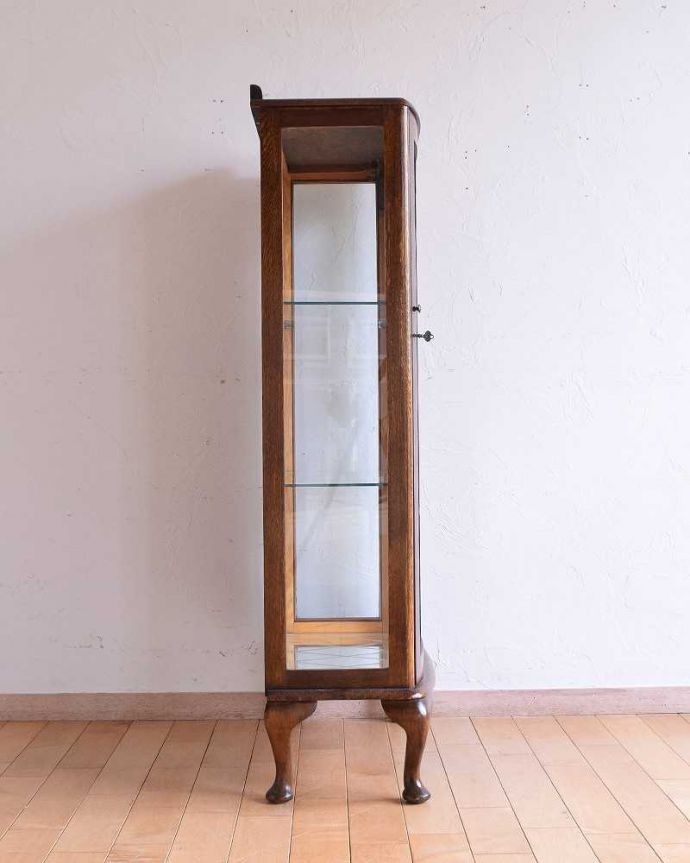 アンティークのキャビネット　アンティーク家具　ミラーがキラッと輝くアンティークのショーケース、英国のガラスキャビネット。横から見てもステキ背板以外の三方向がガラスで囲まれたキャビネット。(q-1435-f)