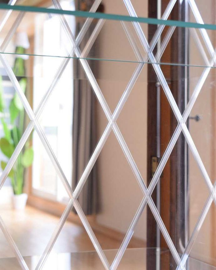 アンティークのキャビネット　アンティーク家具　ミラーがキラッと輝くアンティークのショーケース、英国のガラスキャビネット。ミラーにも模様が背板のミラーの模様もとっても美しいんです。(q-1435-f)