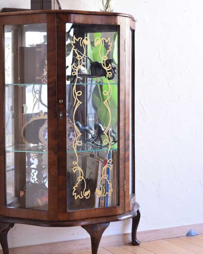 アンティークのキャビネット アンティーク家具 ミラーがキラッと輝くアンティークのショーケース、英国のガラスキャビネット。ガラス越しに中をのぞいてみると・・・光りが入るとミラーに反射してキラッと輝くから、中に入れたものにまるでスポットライトが当たっているように見えちゃうんです。(q-1436-f)