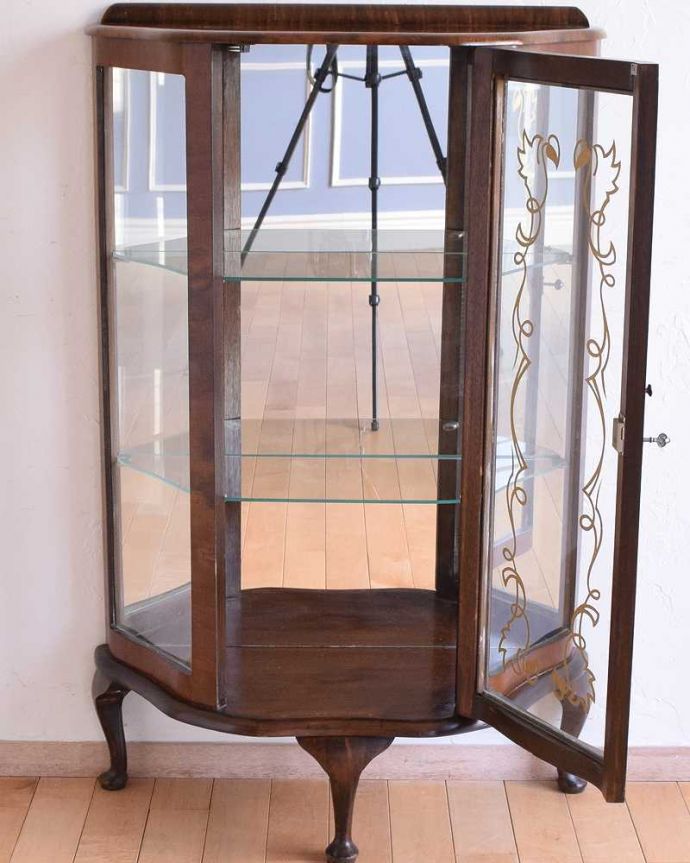 アンティークのキャビネット アンティーク家具 ミラーがキラッと輝くアンティークのショーケース、英国のガラスキャビネット。ミラーの効果で、なんだか大きく見えます背板の鏡にキャビネット自身が映し出されて、大きな形のキャビネットに見えちゃうんです。(q-1436-f)