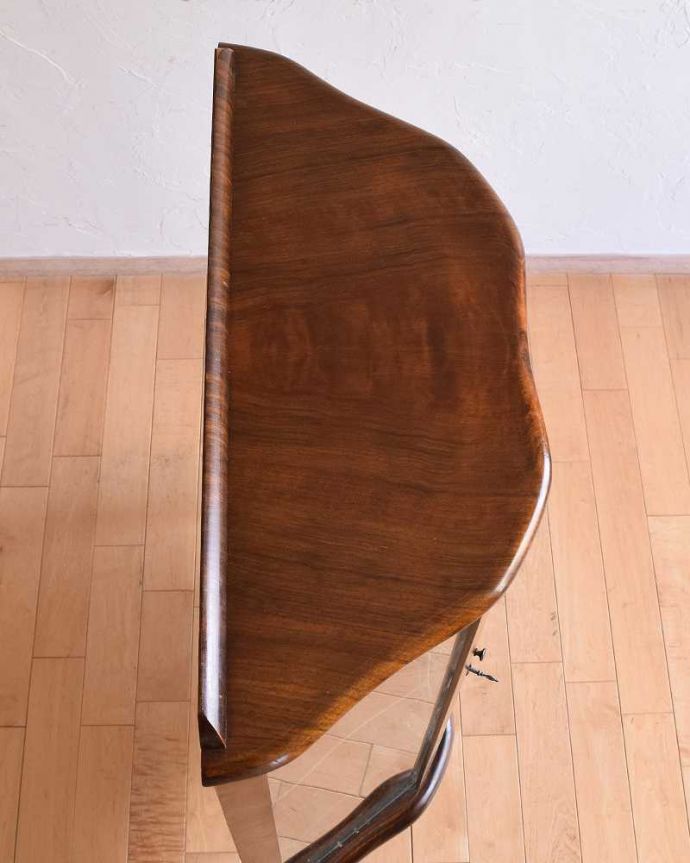 アンティークのキャビネット アンティーク家具 ミラーがキラッと輝くアンティークのショーケース、英国のガラスキャビネット。上から見るとよく分かるキャビネットの形全体の形はこんな感じです。(q-1436-f)