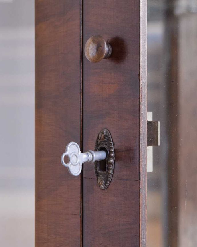 アンティークのキャビネット アンティーク家具 ミラーがキラッと輝くアンティークのショーケース、英国のガラスキャビネット。アンティークらしい取っ手取っ手にもアンティークらしさが。(q-1436-f)