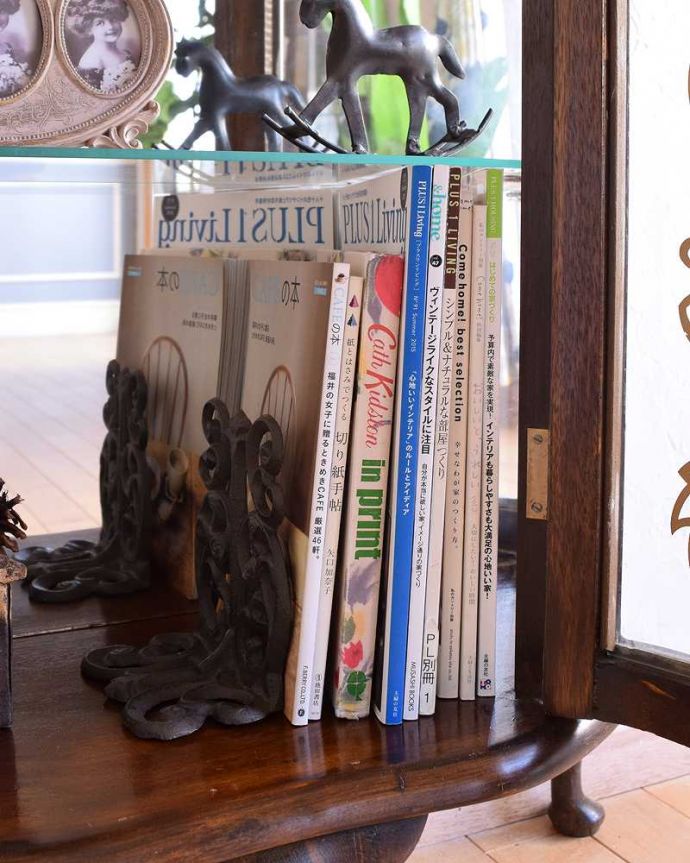 アンティークのキャビネット アンティーク家具 ミラーがキラッと輝くアンティークのショーケース、英国のガラスキャビネット。A4サイズの雑誌も収納できる優等生雑誌まで収納できる高さ!本や雑誌もたっぷり収納出来ます。(q-1436-f)