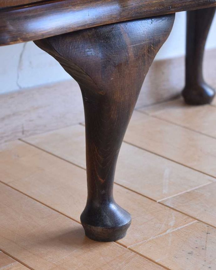 アンティークのキャビネット アンティーク家具 ミラーがキラッと輝くアンティークのショーケース、英国のガラスキャビネット。女性1人でもラクに運べちゃうヒミツHandleのアンティークは、脚の裏にフェルトキーパーをお付けしているので、床を滑らせれば女性でも移動がカンタンに出来ます!ご安心下さい。(q-1436-f)