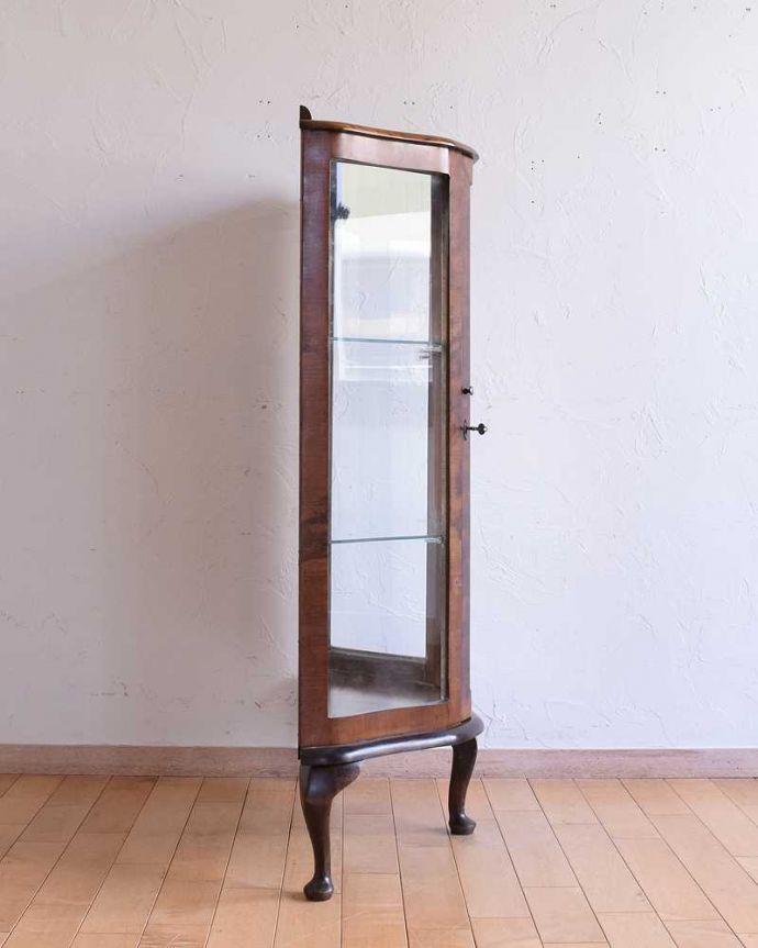 アンティークのキャビネット アンティーク家具 ミラーがキラッと輝くアンティークのショーケース、英国のガラスキャビネット。横から見てもステキ背板以外の三方向がガラスで囲まれたキャビネット。(q-1436-f)