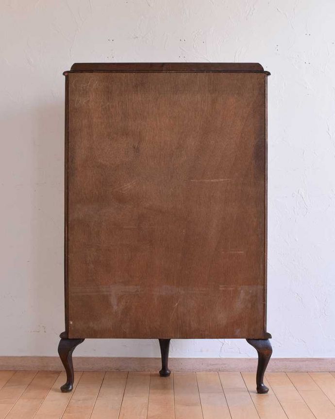 アンティークのキャビネット アンティーク家具 ミラーがキラッと輝くアンティークのショーケース、英国のガラスキャビネット。もちろん背中を見てもキレイですアンティークは新品ではないので経年変化によるキズはありますが、専門の職人がキレイにお直ししたので、背中もキレイです。(q-1436-f)