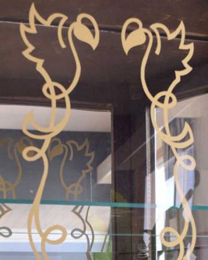 アンティークのキャビネット アンティーク家具 ミラーがキラッと輝くアンティークのショーケース、英国のガラスキャビネット。キレイに残っていてくれましたガラスに描かれている絵は剥がれているものが多いんだけれど、この子はしっかりキレイに残っていてくれました。(q-1436-f)