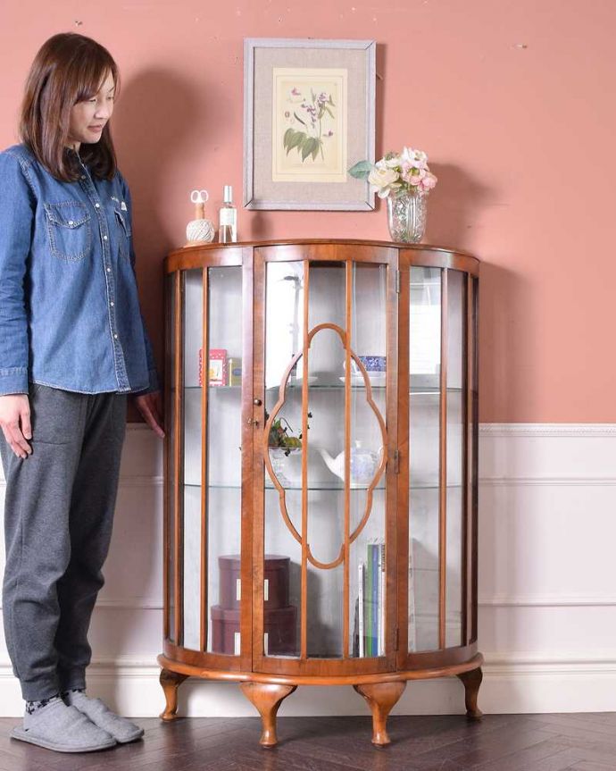 アンティークのキャビネット　アンティーク家具　美しいガラス扉のアンティーク家具、英国輸入のガラスキャビネット（飾り棚）。おススメNo.1のアンティーク家具もともとチャイナキャビネットとして陶器を見せながら収納するために造られたガラスの扉のキャビネット。(q-1437-f)