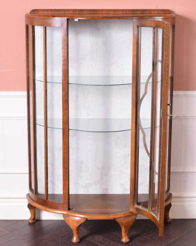 アンティークのキャビネット　アンティーク家具　美しいガラス扉のアンティーク家具、英国輸入のガラスキャビネット（飾り棚）。扉を開けて中を見てみましょう職人がキレイに修復して、背板も新しい生地に張替えました。(q-1437-f)