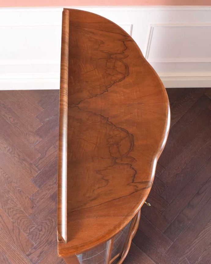 アンティークのキャビネット　アンティーク家具　美しいガラス扉のアンティーク家具、英国輸入のガラスキャビネット（飾り棚）。こんな形のキャビネットです。(q-1437-f)