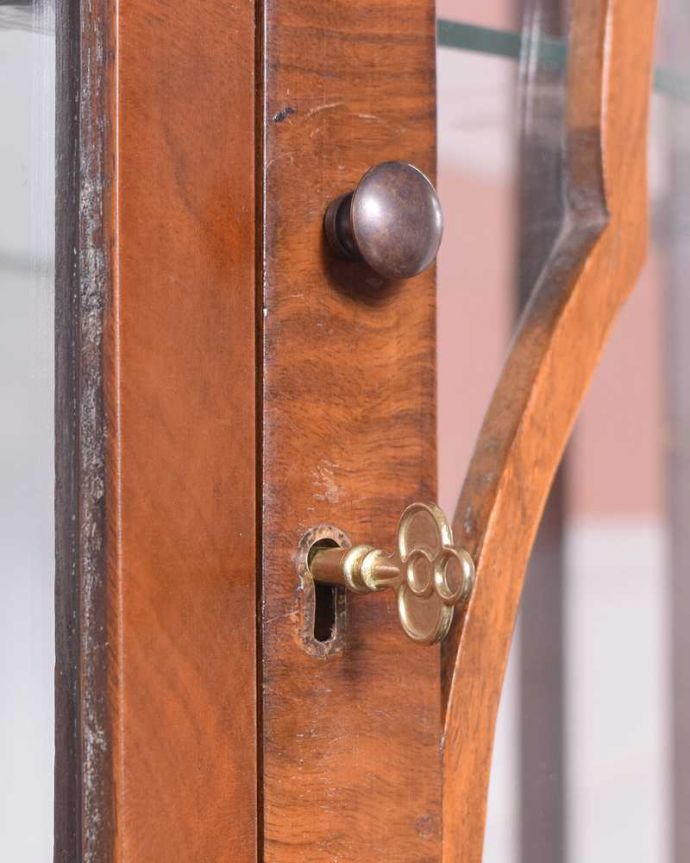 アンティークのキャビネット　アンティーク家具　美しいガラス扉のアンティーク家具、英国輸入のガラスキャビネット（飾り棚）。アンティークらしい取っ手取っ手にもアンティークらしさが。(q-1437-f)