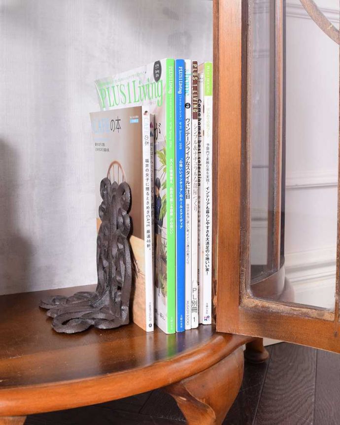 アンティークのキャビネット　アンティーク家具　美しいガラス扉のアンティーク家具、英国輸入のガラスキャビネット（飾り棚）。扉の中は収納たっぷりA4サイズの雑誌までしっかり収納出来ちゃう大きさ。(q-1437-f)