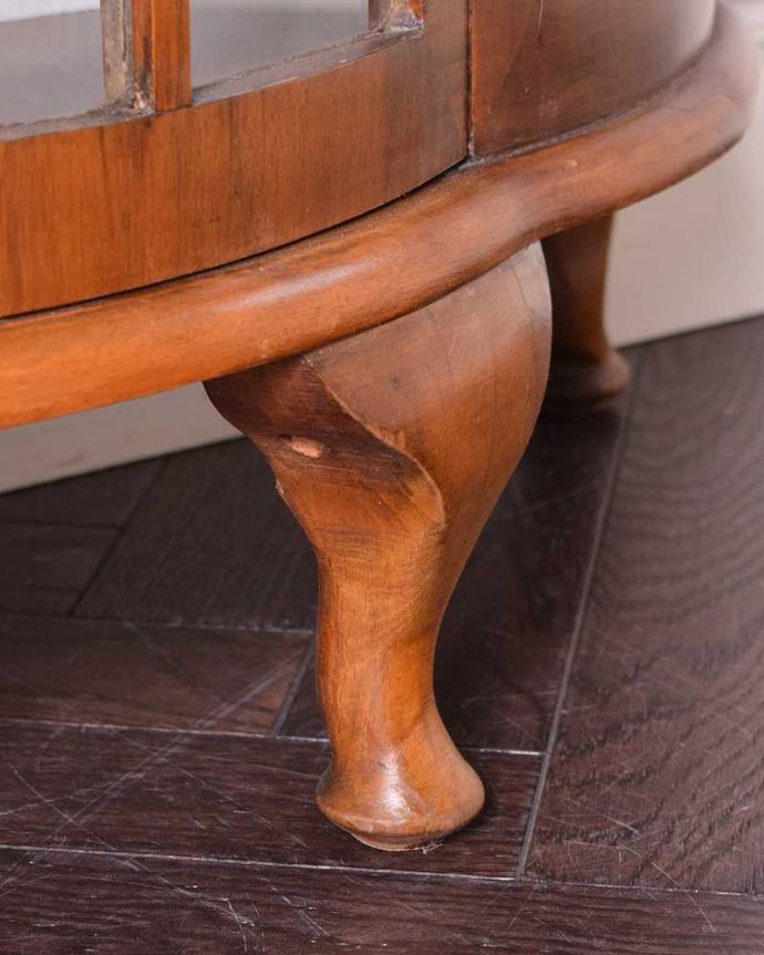 アンティークのキャビネット　アンティーク家具　美しいガラス扉のアンティーク家具、英国輸入のガラスキャビネット（飾り棚）。女性１人でもラクラク運べちゃうんですHandleのアンティークは脚の裏にフェルトキーパーをお付けしています。(q-1437-f)