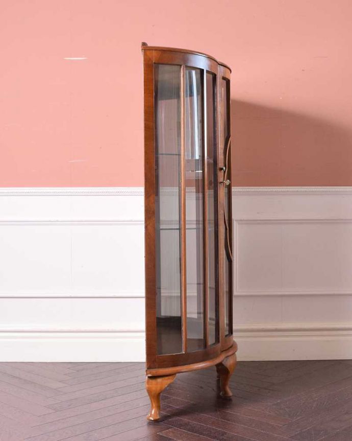 アンティークのキャビネット　アンティーク家具　美しいガラス扉のアンティーク家具、英国輸入のガラスキャビネット（飾り棚）。横から見てもステキ横から見るとこんな感じ。(q-1437-f)
