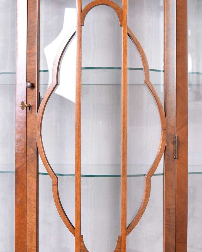 アンティークのキャビネット　アンティーク家具　美しいガラス扉のアンティーク家具、英国輸入のガラスキャビネット（飾り棚）。美しい装飾にうっとり…ガラス面の装飾が上品なアクセントに。(q-1437-f)