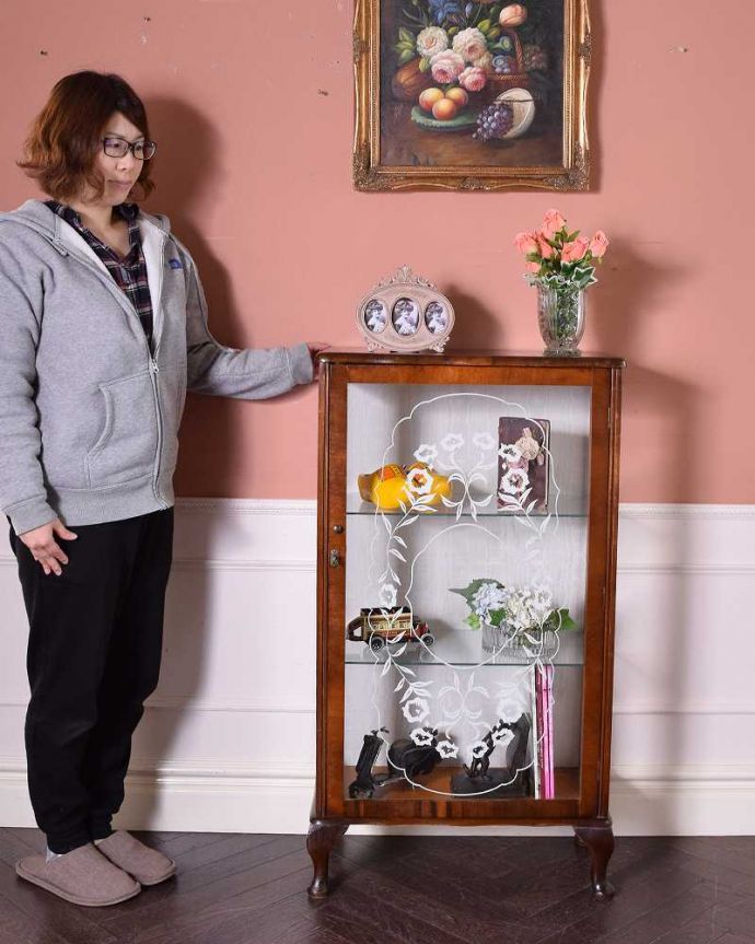 アンティークのキャビネット　アンティーク家具　イギリス輸入のアンティーク家具、お花のガーランドが素敵なガラスキャビネット。どこにでも置けちゃうサイズが魅力のキャビネットちょっとしたスペースがあればどこにでも置けちゃうコンパクトサイズのガラスキャビネット。(q-1438-f)