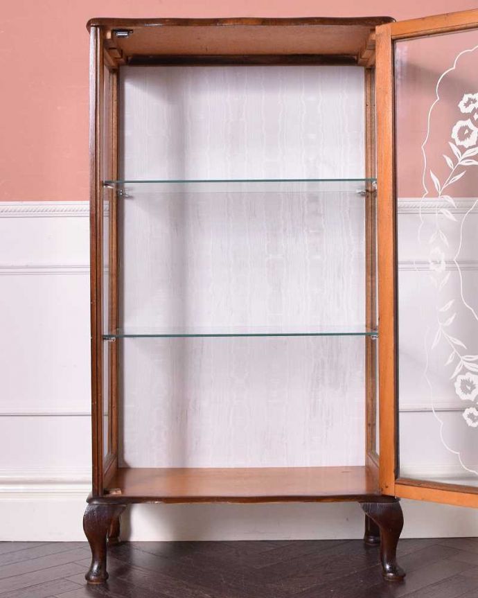 アンティークのキャビネット　アンティーク家具　イギリス輸入のアンティーク家具、お花のガーランドが素敵なガラスキャビネット。扉を開けると、中はこんな感じです職人が背板の生地を新しいもので張り替えてキレイに修復して仕上げました。(q-1438-f)