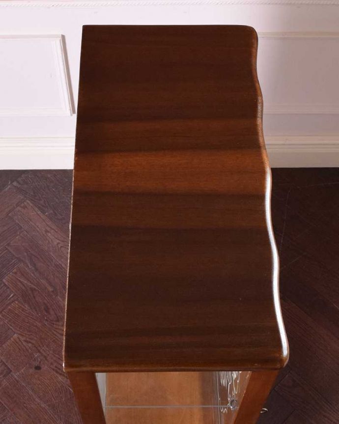 アンティークのキャビネット　アンティーク家具　イギリス輸入のアンティーク家具、お花のガーランドが素敵なガラスキャビネット。上から形を見てみましょうキャビネットの形はこんな感じです。(q-1438-f)