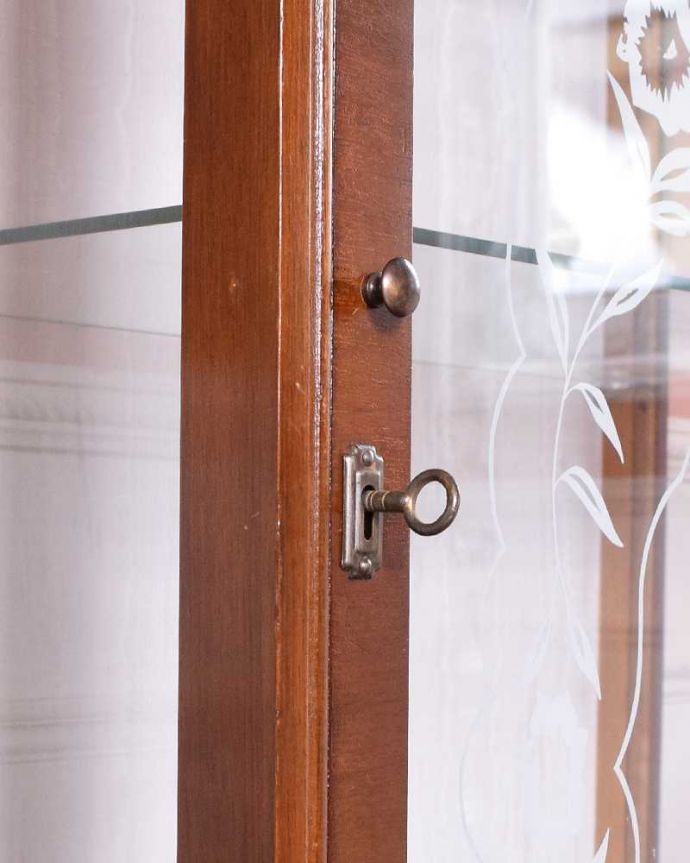 アンティークのキャビネット　アンティーク家具　イギリス輸入のアンティーク家具、お花のガーランドが素敵なガラスキャビネット。開ける度にワクワクアンティークらしくカギが取っ手の代わり。(q-1438-f)