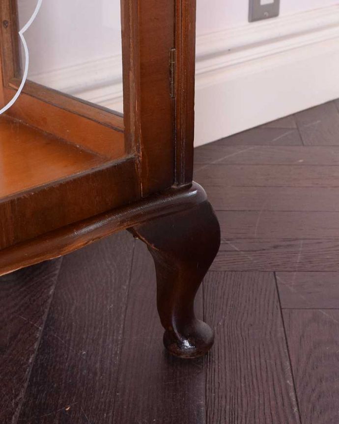 アンティークのキャビネット　アンティーク家具　イギリス輸入のアンティーク家具、お花のガーランドが素敵なガラスキャビネット。女性1人でラクラク運べちゃう仕掛けHandleのアンティークは、脚の裏にフェルトキーパーをお付けしています。(q-1438-f)