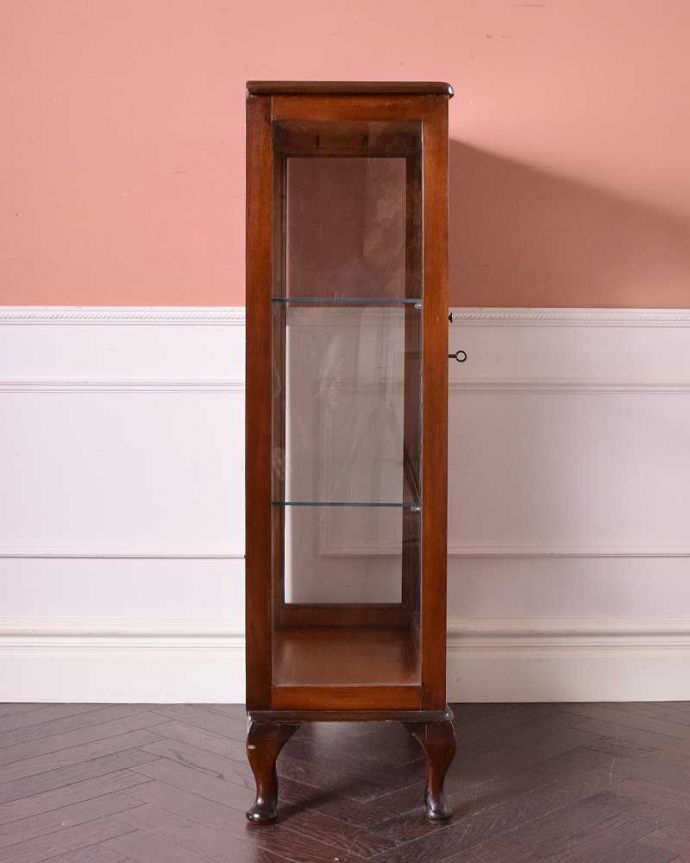 アンティークのキャビネット　アンティーク家具　イギリス輸入のアンティーク家具、お花のガーランドが素敵なガラスキャビネット。横から見ると･･･横面もガラス。(q-1438-f)