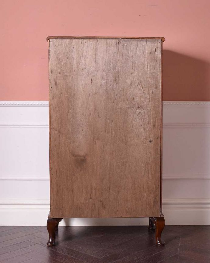 アンティークのキャビネット　アンティーク家具　イギリス輸入のアンティーク家具、お花のガーランドが素敵なガラスキャビネット。修復してあるので後姿もキレイ！アンティークは新品ではないので、もちろん経年変化によるキズはありますが、専門の職人がキレイに修復したので、後ろ姿もキレイです。(q-1438-f)