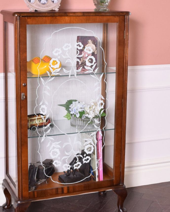アンティークのキャビネット　アンティーク家具　イギリス輸入のアンティーク家具、お花のガーランドが素敵なガラスキャビネット。ガラス越しに中をのぞいてみると･･･中に入れたものが、なんだかちょっと高級に見えちゃうんです。(q-1438-f)