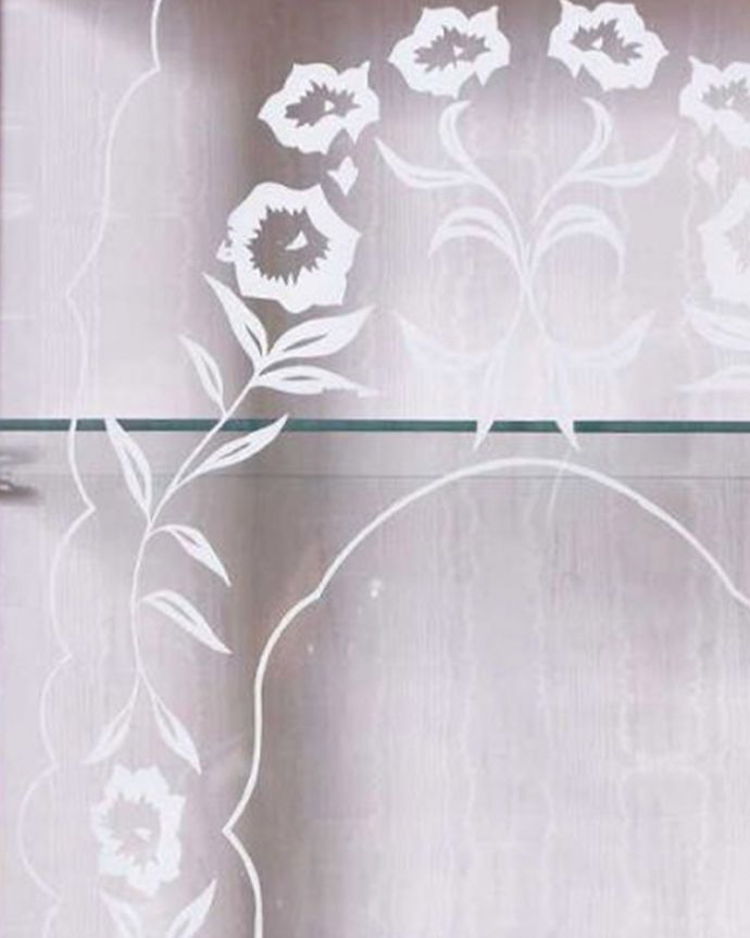 アンティークのキャビネット　アンティーク家具　イギリス輸入のアンティーク家具、お花のガーランドが素敵なガラスキャビネット。キレイに残っていてくれましたガラスに描かれている絵は剥がれているものが多いんだけれど、この子はしっかりキレイに残っていてくれました。(q-1438-f)