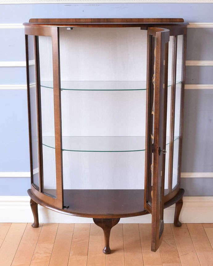 ガラスキャビネットの扉の中