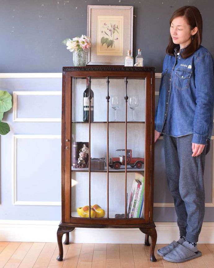 アンティークのキャビネット　アンティーク家具　上品な英国スタイルのアンティーク家具　ガラス扉のキャビネット。どこにでも置けちゃうサイズが魅力のキャビネットちょっとしたスペースがあればどこにでも置けちゃうコンパクトサイズのガラスキャビネット。(q-1440-f)