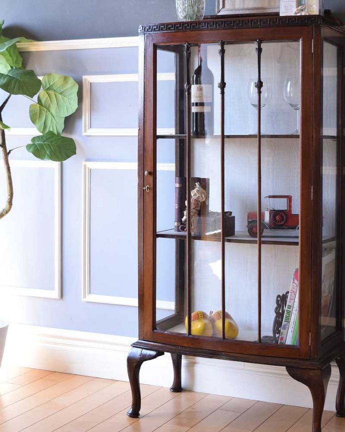 アンティークのキャビネット　アンティーク家具　上品な英国スタイルのアンティーク家具　ガラス扉のキャビネット。ガラス越しに中をのぞいてみると･･･中に入れたものが、なんだかちょっと高級に見えちゃうんです。(q-1440-f)
