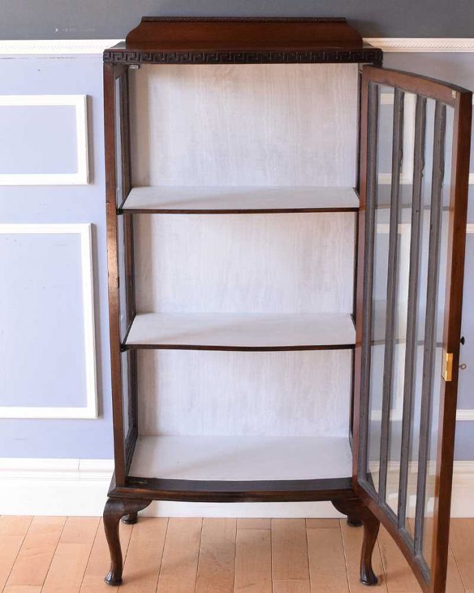 アンティークのキャビネット　アンティーク家具　上品な英国スタイルのアンティーク家具　ガラス扉のキャビネット。扉を開けると、中はこんな感じです職人が背板の生地を新しいもので張り替えてキレイに修復して仕上げました。(q-1440-f)