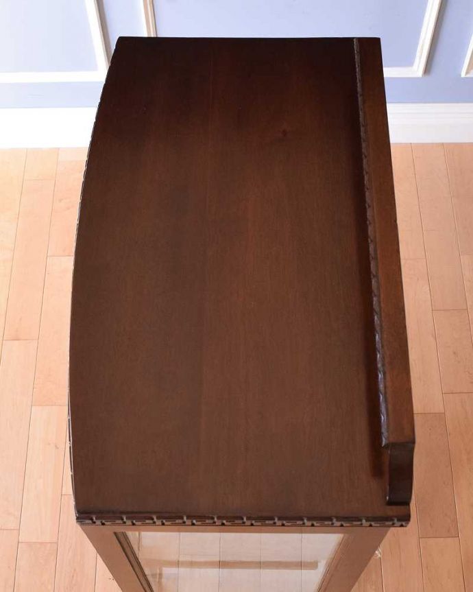 アンティークのキャビネット　アンティーク家具　上品な英国スタイルのアンティーク家具　ガラス扉のキャビネット。上から形を見てみましょうキャビネットの形はこんな感じです。(q-1440-f)