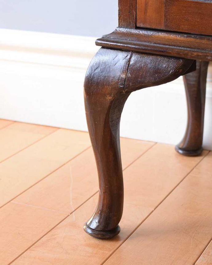 アンティークのキャビネット　アンティーク家具　上品な英国スタイルのアンティーク家具　ガラス扉のキャビネット。女性1人でラクラク運べちゃう仕掛けHandleのアンティークは、脚の裏にフェルトキーパーをお付けしています。(q-1440-f)