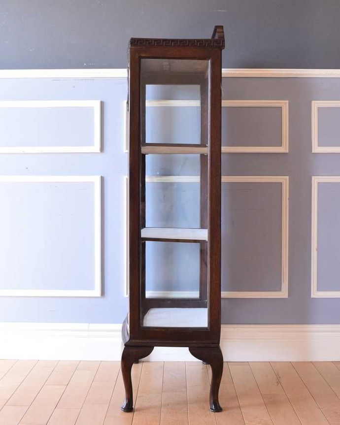 アンティークのキャビネット　アンティーク家具　上品な英国スタイルのアンティーク家具　ガラス扉のキャビネット。横から見ると･･･横面もガラス。(q-1440-f)