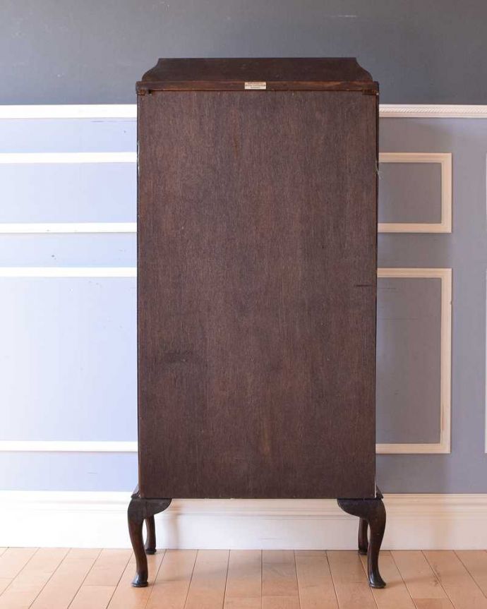 アンティークのキャビネット　アンティーク家具　上品な英国スタイルのアンティーク家具　ガラス扉のキャビネット。修復してあるので後姿もキレイ！アンティークは新品ではないので、もちろん経年変化によるキズはありますが、専門の職人がキレイに修復したので、後ろ姿もキレイです。(q-1440-f)